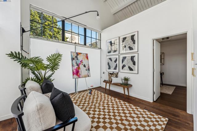 311 4th St, Oakland CA: https://media.crmls.org/mediaz/1ce3f4c6-62b0-43d7-afcc-38c5b95b9fdf.jpg