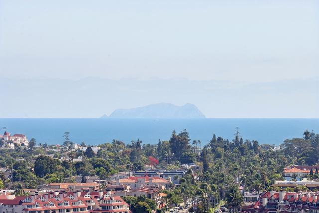 700 Front St, San Diego CA: https://media.crmls.org/mediaz/1ce50010-c201-4915-baaa-d5e4b0c00f81.jpg