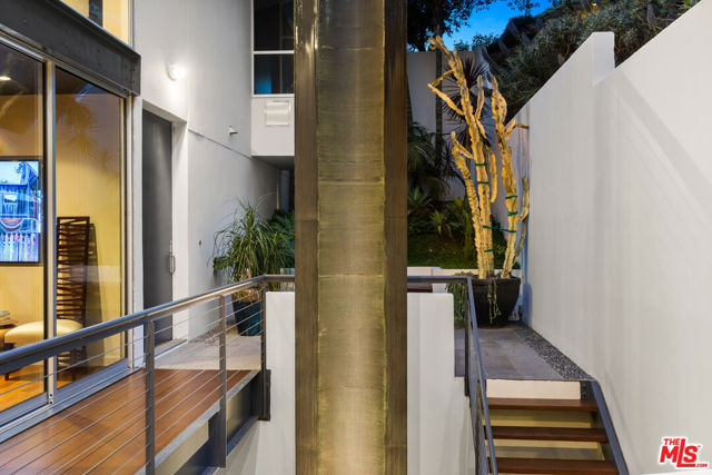 2207 Bowmont Drive, Beverly Hills CA: https://media.crmls.org/mediaz/1ce641b4-007b-4695-b854-5b303b8942a7.jpg