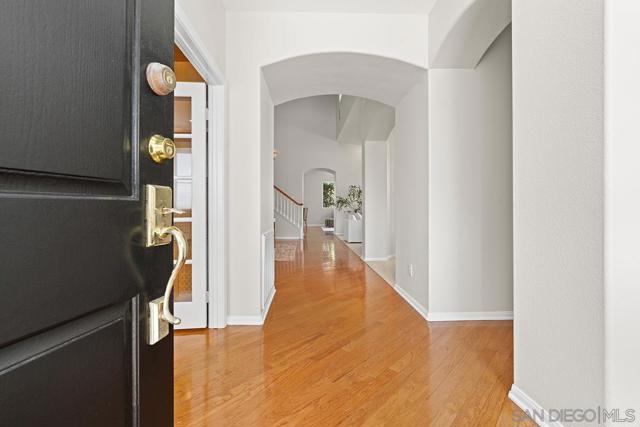 987 Palencia Ct, Chula Vista CA: https://media.crmls.org/mediaz/1ce668a4-9781-4edd-9ce5-3336d99a3e70.jpg