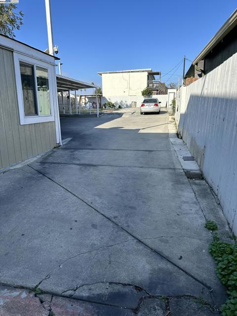 1725 96Th Ave, Oakland CA: https://media.crmls.org/mediaz/1ce7cc1d-5b85-4965-a9d0-c44fae257b43.jpg