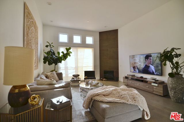5703 Laurel Canyon Boulevard, Valley Village CA: https://media.crmls.org/mediaz/1ce992a1-0737-4002-8a67-9be1ee7659a9.jpg