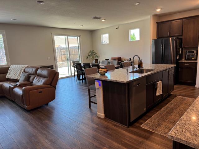 332 Manchester Drive, Los Banos CA: https://media.crmls.org/mediaz/1cead21a-f111-4972-a53b-575755bd482f.jpg