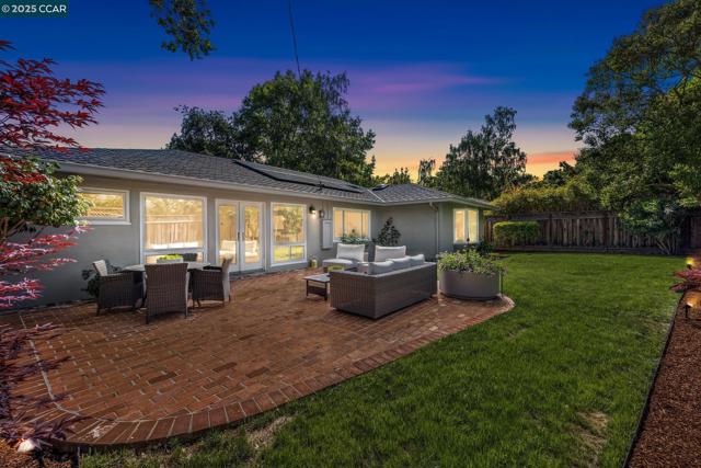 241 E Creek Dr, Menlo Park CA: https://media.crmls.org/mediaz/1ceb4cd8-bf6e-4e7d-b90d-28c783c092d1.jpg