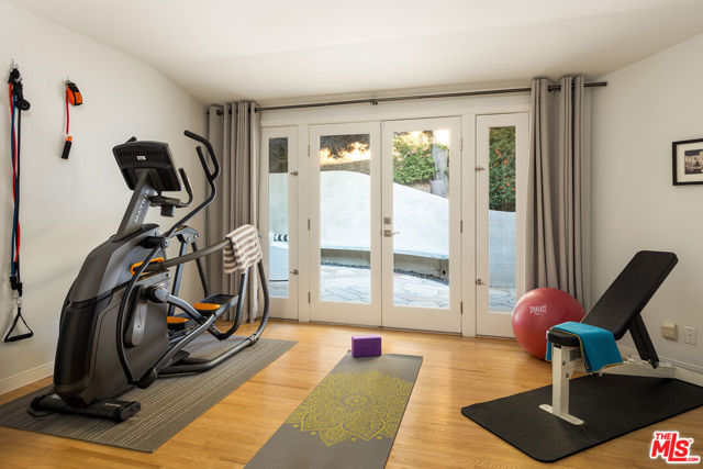 3818 Hollyline Avenue, Sherman Oaks CA: https://media.crmls.org/mediaz/1cec255f-9e76-4745-8331-4ef8ab721c75.jpg