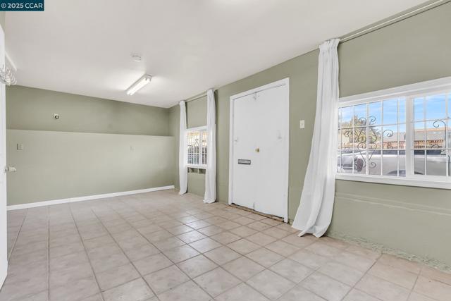 2150 35Th Ave, Oakland CA: https://media.crmls.org/mediaz/1cec36e5-24d5-4d1f-8beb-46dbb53adb6d.jpg
