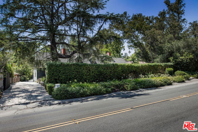 2555 N Altadena Drive, Altadena CA: https://media.crmls.org/mediaz/1cec9f50-ba92-4362-8084-41473926239b.jpg