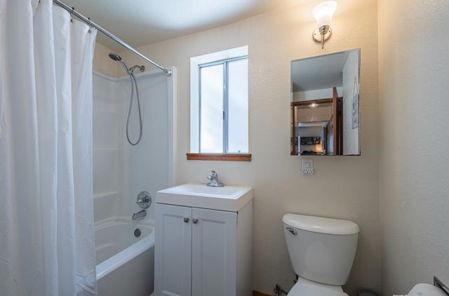 570572 Belden Street, Monterey CA: https://media.crmls.org/mediaz/1ced3e5f-d9dc-46a1-8760-4c550a6ed98b.jpg