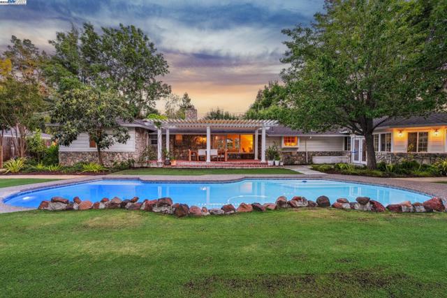 55 Cora Ct, Walnut Creek CA: https://media.crmls.org/mediaz/1cedd88a-d4f6-4d96-84c2-2f64d7278180.jpg