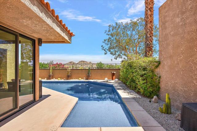 11 Vista Loma Drive, Rancho Mirage CA: https://media.crmls.org/mediaz/1cee7345-28ab-435f-aef4-3839f5c0a2b6.jpg