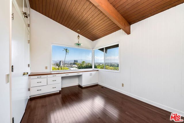 5961 Wrightcrest Drive, Culver City CA: https://media.crmls.org/mediaz/1cee74a7-4b5e-4853-8c63-b489b00aec4b.jpg