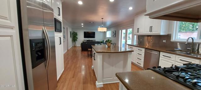 91 Magellan Street, Thousand Oaks CA: https://media.crmls.org/mediaz/1ceec20c-d5d7-4b0f-9c27-366f35d09d70.jpg