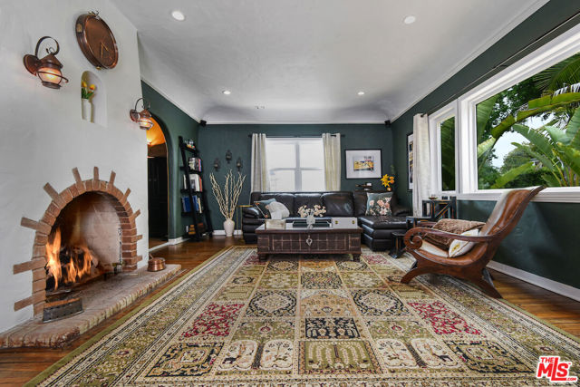10344 Woodbridge Street, Toluca Lake CA: https://media.crmls.org/mediaz/1cef610d-2d44-4c90-9289-0e6d2c8a6051.jpg