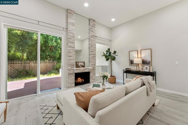 332 Kinross Dr, Walnut Creek CA: https://media.crmls.org/mediaz/1cefba8e-b184-41cc-9aea-87f2711a0755.jpg