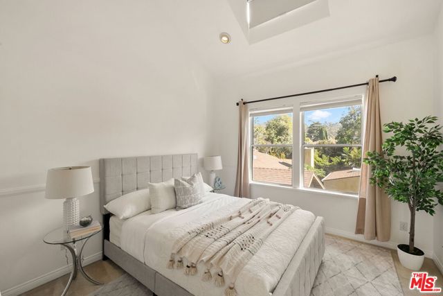 4224 Madison Avenue, Culver City CA: https://media.crmls.org/mediaz/1cf0edcb-0d18-493e-a569-3c2fe746de07.jpg