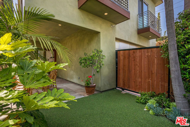2336 Boone Avenue, Venice CA: https://media.crmls.org/mediaz/1cf10ad4-b37f-425b-adbb-8b5d8e933510.jpg