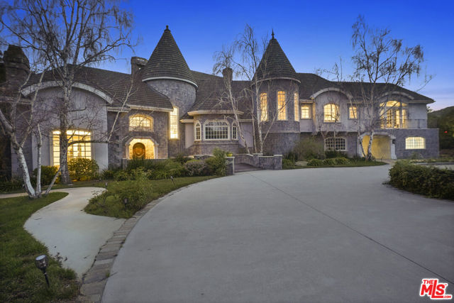 22510 La Quilla Drive, Chatsworth CA: https://media.crmls.org/mediaz/1cf32152-dc24-48d5-946e-58b02eab5eb4.jpg