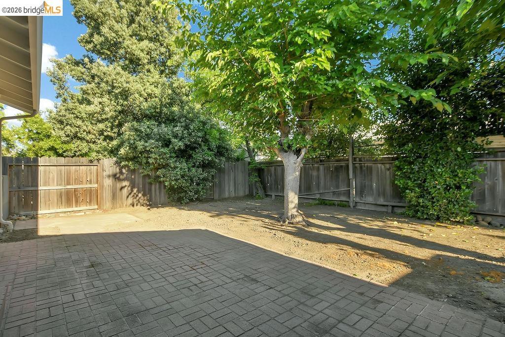 https://media.crmls.org/mediaz/1cf344e6-f303-4734-a3e4-45895746b4f0.jpg?preset=X-Large