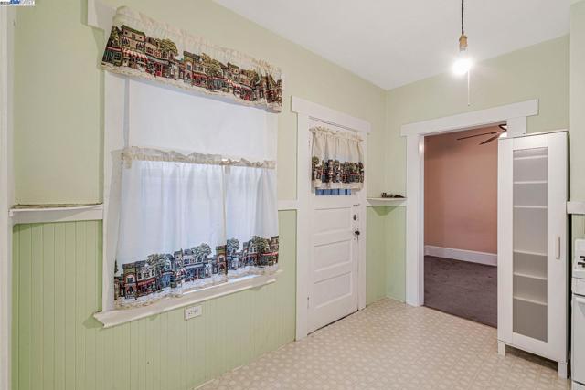 1540 16th Ave, Oakland CA: https://media.crmls.org/mediaz/1cf3e42e-b5e4-4c8f-975d-34ebbb5e982e.jpg