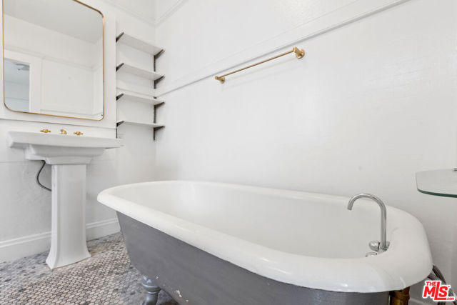 45 Breeze Avenue, Venice CA: https://media.crmls.org/mediaz/1cf3ff9f-7320-42b9-9076-215a0af3df92.jpg