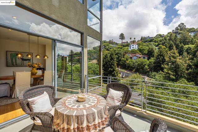 1015 Grand View Dr, Berkeley CA: https://media.crmls.org/mediaz/1cf447f3-1a15-4bdd-ab3b-708293b9465b.jpg