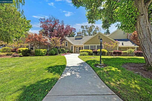 1474 Wakefield Dr, Hayward CA: https://media.crmls.org/mediaz/1cf491e9-54fa-4571-9e4a-f940e4db2898.jpg