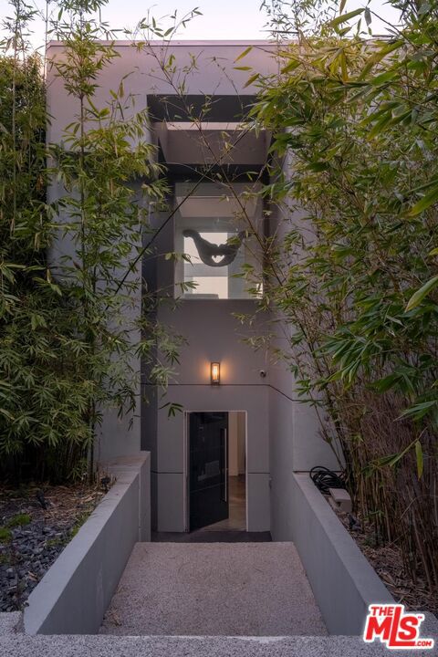 2183 Sunset Plaza Drive, Los Angeles CA: https://media.crmls.org/mediaz/1cf56ff9-49dd-4c47-affc-c8100a9ca0a1.jpg