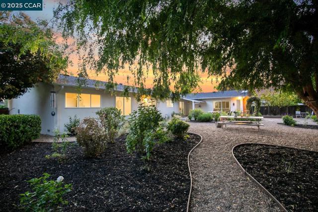 3115 Ebano Dr, Walnut Creek CA: https://media.crmls.org/mediaz/1cf88992-6ffc-42ee-a0dc-f3a308e7506f.jpg
