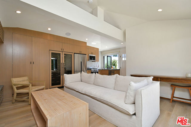 18033 Rosita Street, Encino CA: https://media.crmls.org/mediaz/1cf9c914-9c25-4f9a-bfc9-a04b5ff63014.jpg