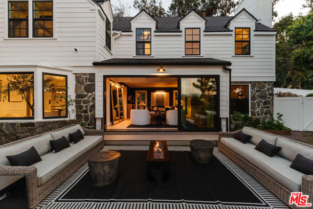 3100 Coldwater Canyon Avenue, Studio City CA: https://media.crmls.org/mediaz/1cfa2247-19a8-46a0-8fc4-e69285060de7.jpg