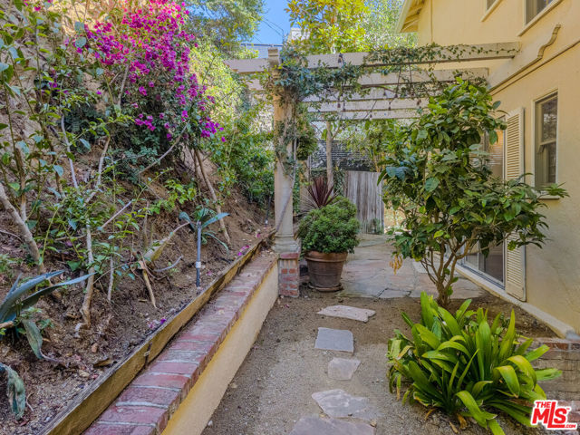 8967 St Ives Drive, Los Angeles CA: https://media.crmls.org/mediaz/1cfae69b-7c76-46e2-8693-48ba83dfa8a3.jpg