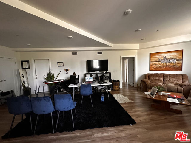 5531 La Mirada Avenue, Los Angeles CA: https://media.crmls.org/mediaz/1cfbc5c7-2274-485e-905f-9a194ec6ce79.jpg