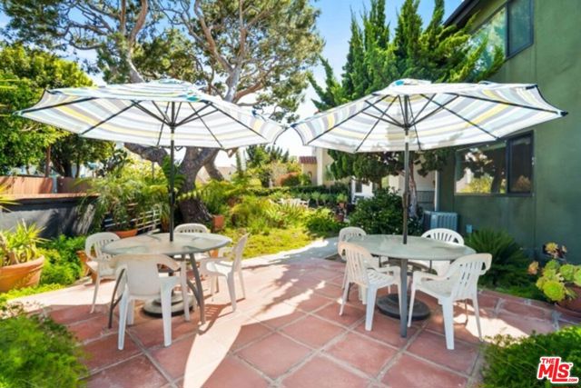 119 Paloma Avenue, Venice CA: https://media.crmls.org/mediaz/1cfbf502-7359-4574-baff-d8dcc78409d1.jpg