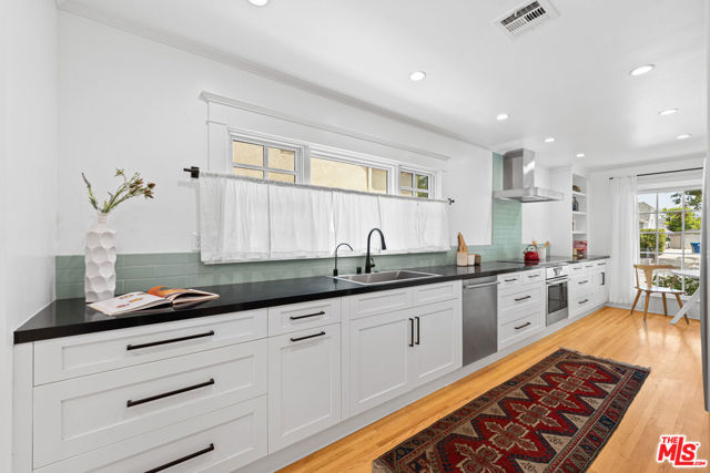 607 S Orange Drive, Los Angeles CA: https://media.crmls.org/mediaz/1cfd3865-e038-4145-9548-3d9198893d6b.jpg