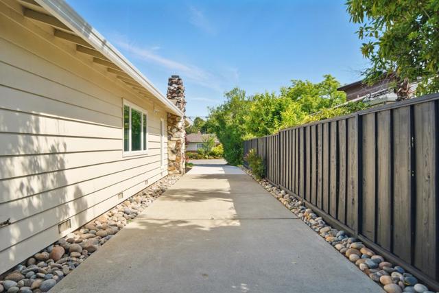 660 Giralda Drive, Los Altos CA: https://media.crmls.org/mediaz/1cfe880b-2016-48d5-a5a6-f85b41a648f6.jpg