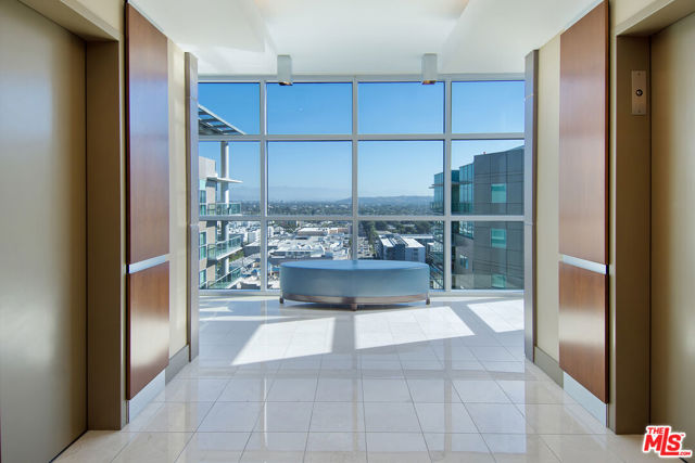 13700 Marina Pointe Drive, Marina del Rey CA: https://media.crmls.org/mediaz/1d009e4e-5b2d-4ed7-9326-e5b12e2cc4e7.jpg