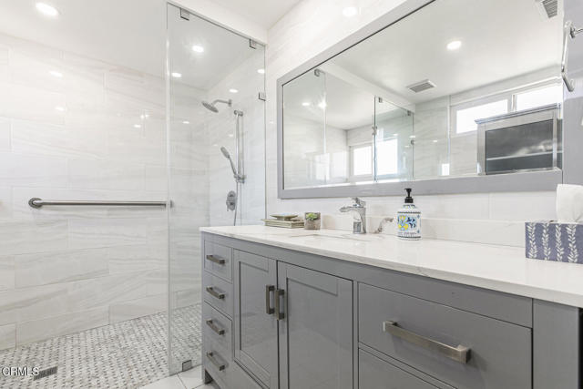 8857 Bluffdale Dr, Sun Valley CA: https://media.crmls.org/mediaz/1d018fb5-dc84-413b-9f7e-57e84f4bf5f2.jpg