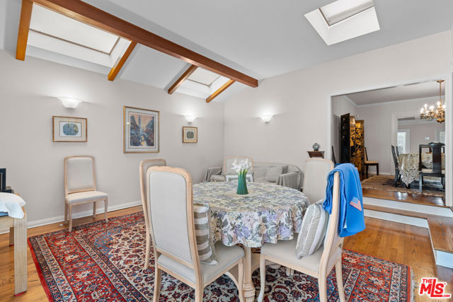 252 S Maple, Beverly Hills CA: https://media.crmls.org/mediaz/1d0267d5-32c5-4e15-8803-dc88471d3d6c.jpg