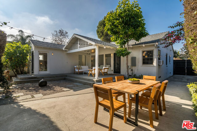 1016 Indiana Court, Venice CA: https://media.crmls.org/mediaz/1d029fc9-e7d5-4347-853e-171d60fccbb8.jpg