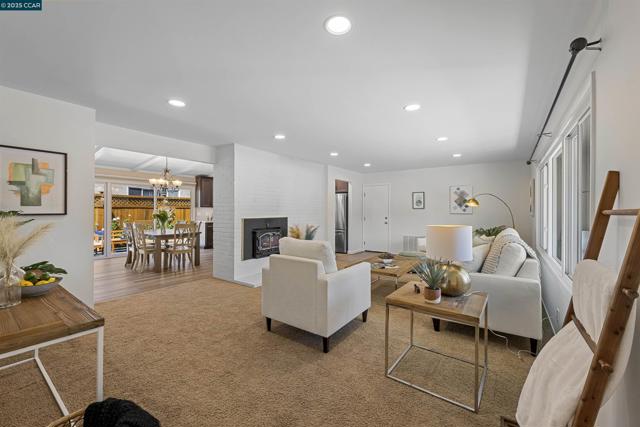30450 Oakmont Way, Hayward CA: https://media.crmls.org/mediaz/1d02b7ef-8092-4c23-a9bb-96e88ce5ca8e.jpg
