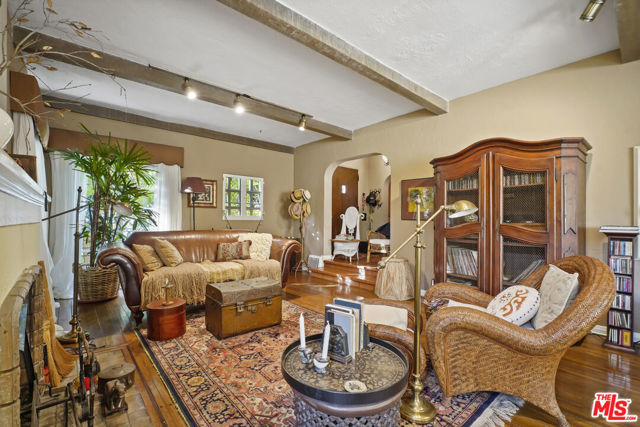 1326 Cordova Avenue, Glendale CA: https://media.crmls.org/mediaz/1d030618-90a6-4e5a-94ff-3056a0db5a5d.jpg