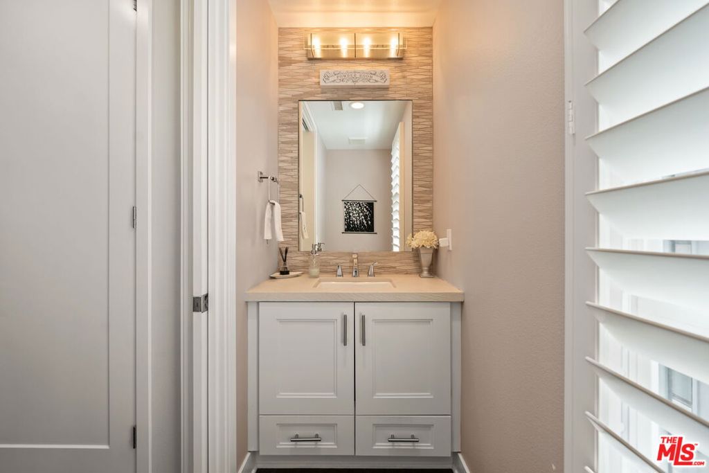 https://media.crmls.org/mediaz/1d038fea-6553-4312-bb80-d5a8a6218d8e.jpg?preset=X-Large