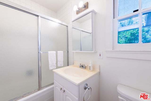 16331 Tudor Drive, Encino CA: https://media.crmls.org/mediaz/1d03a3c2-5326-4f9b-aa59-d313b768928f.jpg