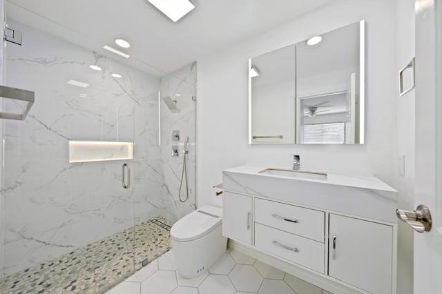 Image 17 of 35 For 43376 Cook St  220