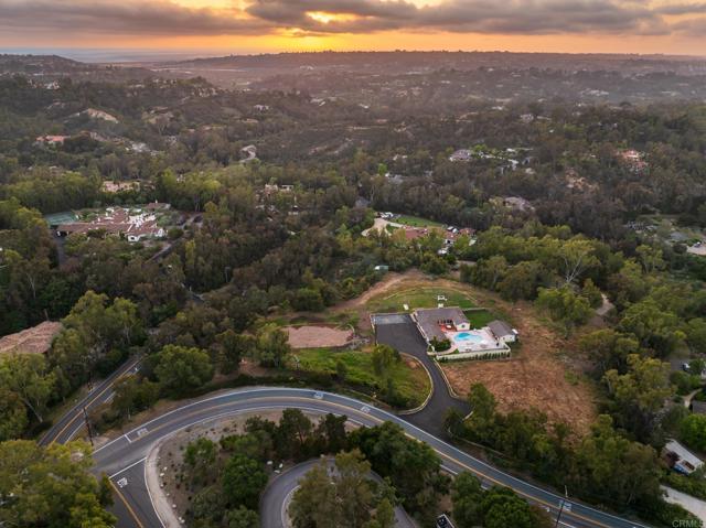 5306 Linea Del Cielo, Rancho Santa Fe CA: https://media.crmls.org/mediaz/1d056f37-bba4-471f-8054-4f05d3488a56.jpg
