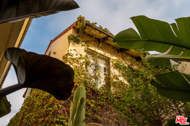 416 Carroll Canal, Venice CA: https://media.crmls.org/mediaz/1d05ac40-bdca-40c6-934c-d4f5ef6446cd.jpg