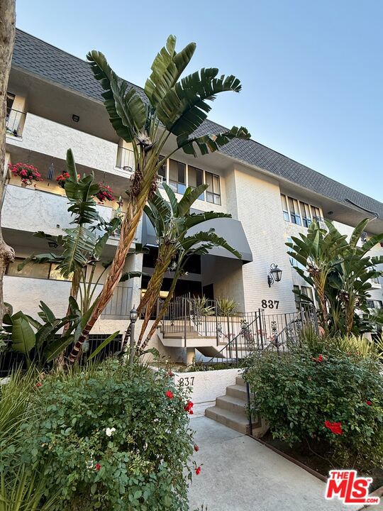 837 N West Knoll Drive, West Hollywood CA: https://media.crmls.org/mediaz/1d0667da-dc25-438b-bbe5-37b0ce7fa64f.jpg