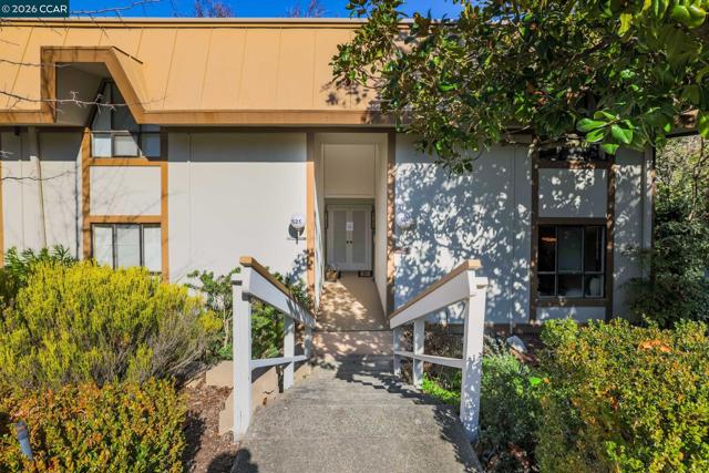 1525 Canyonwood Ct, Walnut Creek CA: https://media.crmls.org/mediaz/1d075971-b001-455f-8264-639b5b899d71.jpg