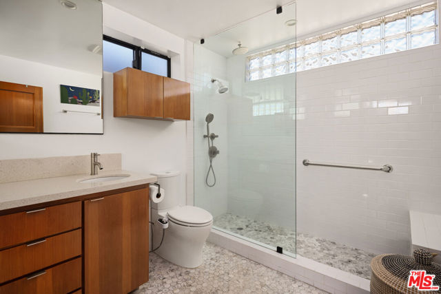 1089 Palms Boulevard, Venice CA: https://media.crmls.org/mediaz/1d0a2ce1-83ab-4156-bc73-644be5e3d1b2.jpg