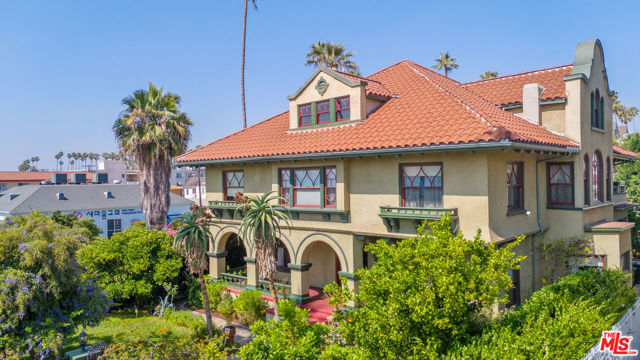 1049 Elden Avenue, Los Angeles CA: https://media.crmls.org/mediaz/1d0ab3a4-f561-43d9-ba22-c48d2d68824d.jpg